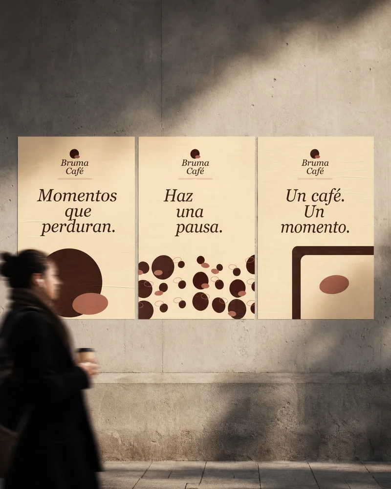 Carteles de Bruma Café pegados en la calle